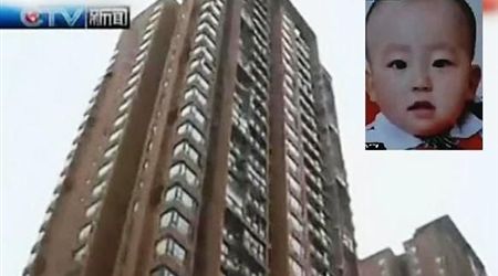  بالفيديو .. طفلة تلقي رضيعاً من الطابق الـ 25 