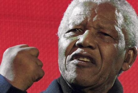 "تركة مانديلا"... السلام مع الفقر لكثير من السود!
وتهافت حاشد في جنوب افريقيا على شراء تذكارات مانديلا من القمصان إلى بيض النعام!
