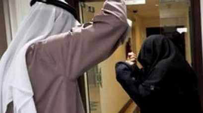 ضرب زوجته على كتفها مازحاً ...فعوقب بـ20 جلدة