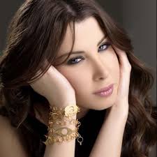 نانسي عجرم تغادر لبنان....
