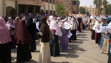 طلاب الإخوان يحتجون داخل جامعة الأزهر والامن المصري يتجه للمكان