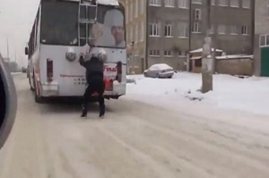 بالفيديو.. رجل يستقل الحافلة على طريقته الخاصة!
