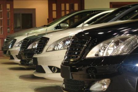 مداهمة معرض للسيارات في منطقة فرن الشباك وتوقيف 4 أشخا