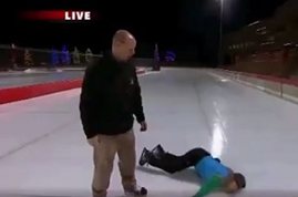 بالفيديو.. سقوط مُحرج لمراسلة تلفزيونية على الهواء!