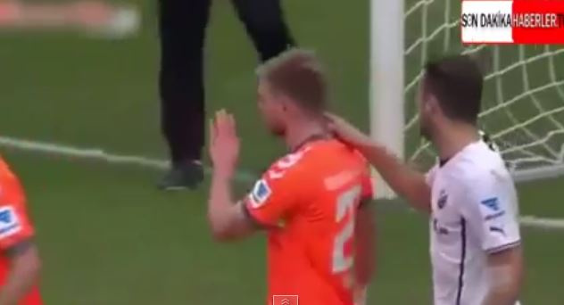 بالفيديو.. لاعب ألماني يحرز هدفا بيده ويطالب الحكم بإلغائه
