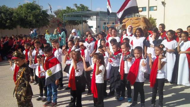 تلاميذ مدرسة في مصر يأكلون البرسيم كعقاب خوفا من البطش وبأمر من إسرائيل 

