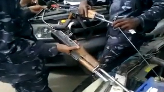 بالفيديو .. عسكريان يمنيان يستخدمان سلاحيهما لشحن بطارية سيارة