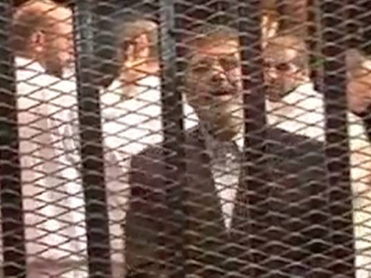 مرسي يصلي الجمعة منفردًا.. وتخصيص ملحق بزنزانته للتريض