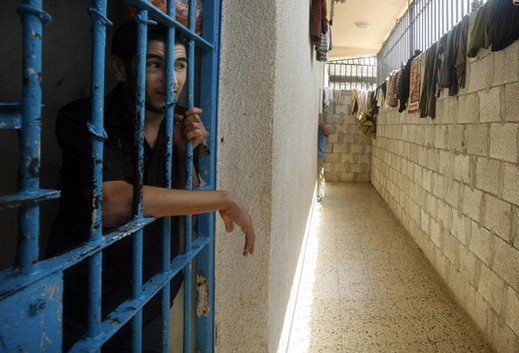 وزير الأسرى بالضفة: إدارة سجن "عوفر" ترفض إدخال الأغطية الشتوية للأسرى