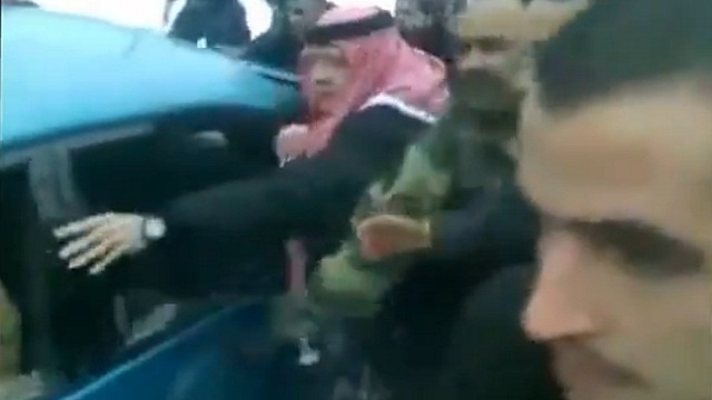 الملك عبد الله الثاني يساعد مواطنيه في دفع سيارة أردني علقت في الثلوج