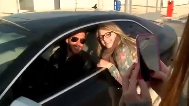 بالفيديو:  راموس يقبل فتاتين ليصيبهما بالجنون 

