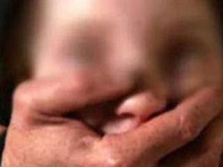 6 أطفال يعتدون جماعياً على طفلة