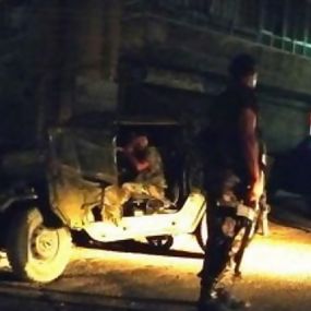 صورة يظهر فيها الظريف إلى جانب إنتحاري السفارة الإيرانية وعدداً من أنصار الاسير