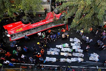 مقتل 22 شخصا في سقوط حافلة في الفلبين