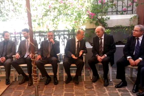 
جنبلاط واصل استقبال المعزين بوالدته
وأبرزهم الجميل وعون وميقاتي والسنيورة 