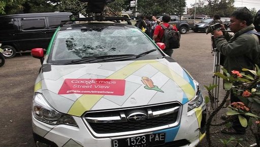 سيارة خرائط غوغل تصدم سيارتين في محاولة هروب من حادث مرور