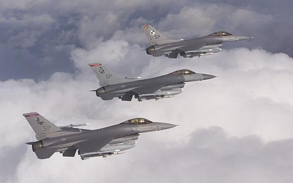 طائرات F-16 تلاحق طائرة بسبب الصلاة !!