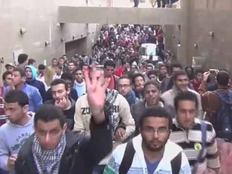 الطلاب يشعلون الثورة... ومصر تتأرجح على صفيح ساخن