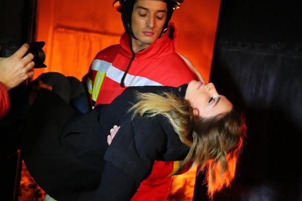 صور - ستيفاني فقيه توضح صورتها مع رجل الإطفاء