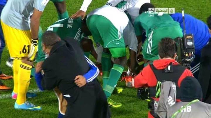 بالفيديو: لاعبو الرجاء يجردون رونالدينيو من قميصه وحذائه!
