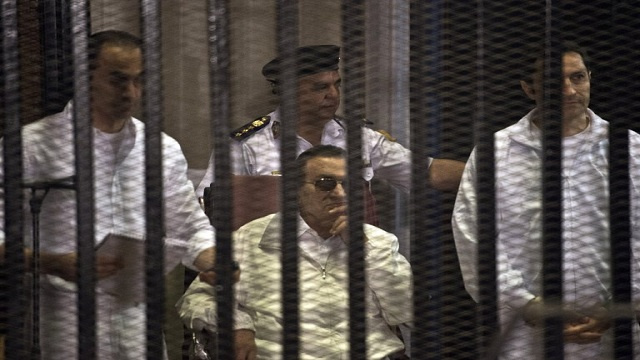 الجنايات المصرية تقضي ببراءة نجلي مبارك وشفيق في قضية أرض الطيارين
