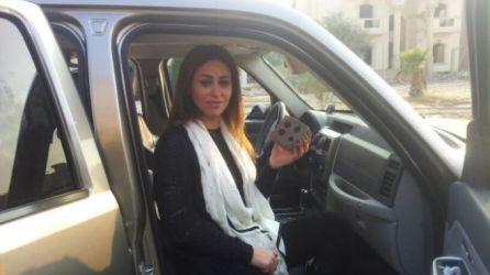 بالصور-مي سليم تتعرض للاعتداء من قبل مسيرة للاخوان!