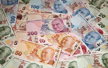 انخفاض الليرة التركية أمام الدولار الى مستوى قياسي