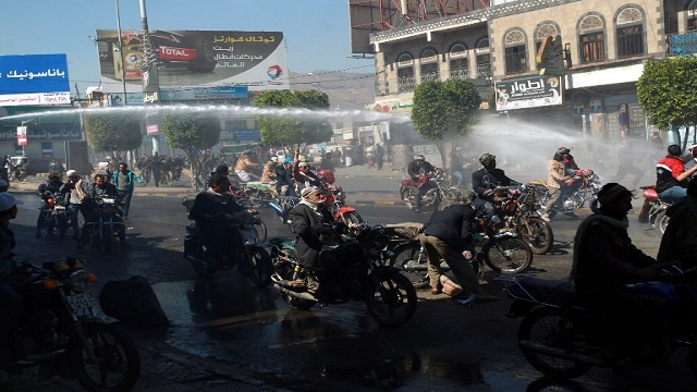 مواجهات بين الأمن ومحتجين بشبوة وقبائل حضرموت تدعو إلى "هبة شعبية"
