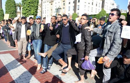 تظاهروا حفاة بالخبز والكتب،6 آلاف معلم مغربى مضربون فى العاصمة منذ 40 يومًا ومهددون بالطرد