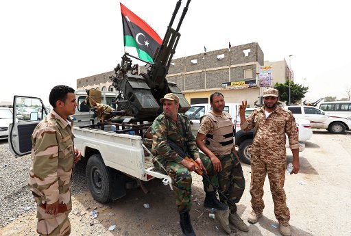 مسلحون يغلقون مدخل البنك المركزي في العاصمة الليبية