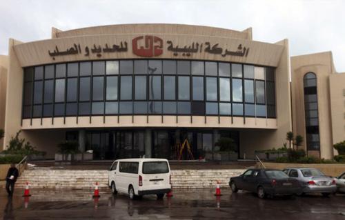 
ليبيون يقتحمون مقار لثلاث شركات بطرابلس ومجموعة مسلحة تحاصر مصرف ليبيا المركزي لإسقاط الحكومة
