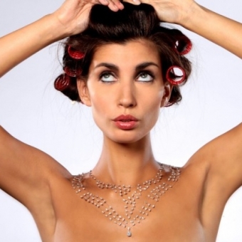 قلادة العروس تزيد جمالها بالصور