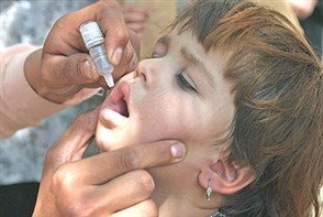 "غارديان": شلل الأطفال يلوحُ في الأفق