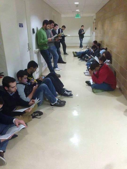 بالصورة رفاق الجريح الشعار يتلون له الانجيل والقران ليشفى 