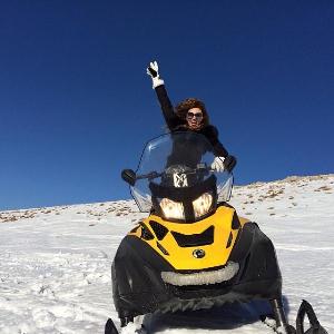 بالصور-ميريام فارس تستمتع بثلج لبنان الرائع!