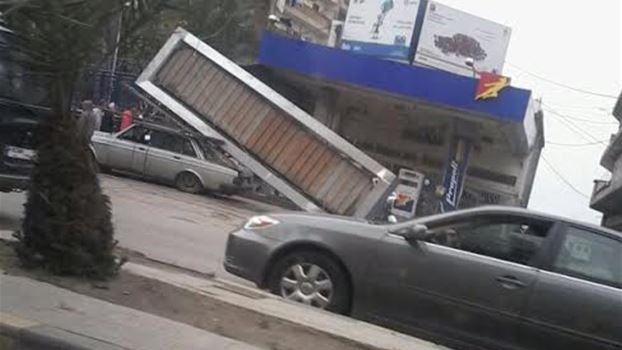 بالصور: انهيار سقف إحدى محطات الوقود في البداوي