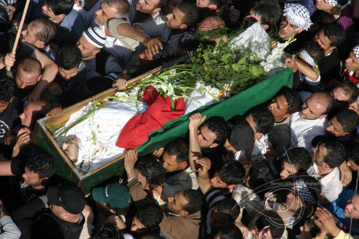 إستشهاد 8 لاجئين فلسطينيين بينهم 3 قضوا جوعا في مخيم اليرموك