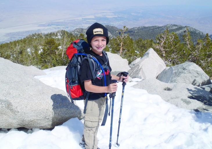 طفل يتسلق أعلى قمة أميركية
