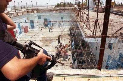 الأسرى يقاطعون عيادات السجون