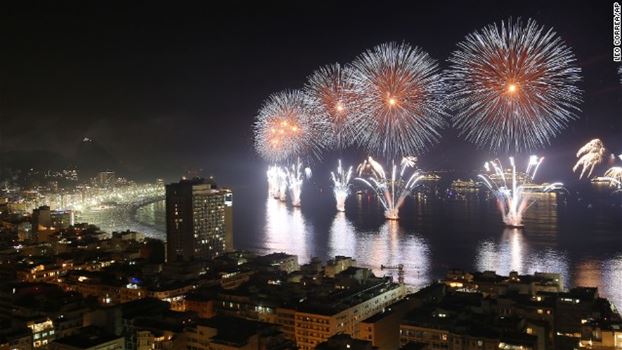 دبي استقبلت العام الجديد باكبر استعراض للالعاب النارية في العالم
