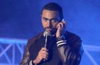 شاب معجب يوقف تامر حسني عن الغناء في حفله مباشرة