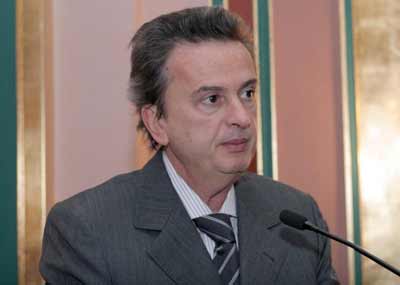 إجماع «الهيئات الإقتصاديّة والنقابيّة» على رياض سلامة الشخصيّة المميّزة للعام 2013
تراجـع مُختلف القطاعات عـام 2013 والأمل بسنة جديدة مُستقرّة سيـاساً وأمنيّـاً
