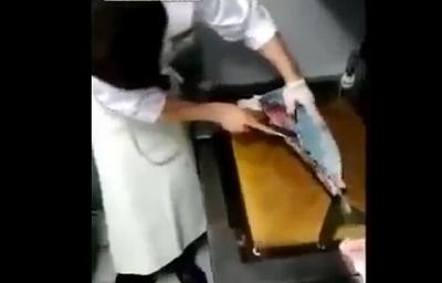 بالفيديو.. سمكة لا تفارقها الروح حتى بعد تقطيعها