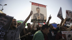 مصر: مؤيدون لمرسي يضرمون النار في سيارة للشرطة