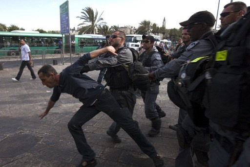 
اسرائيل تلقى القبض على 4 فلسطينيين وتشن غارات على اهداف في قطاع غزة

