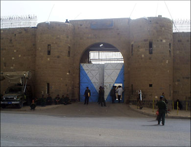 محيط مبنى السجن المركزي في صنعاء يتعرض لتفجير عنيف