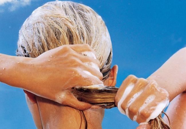 هكذا يقضي زيت الزيتون على مشاكل الشعر