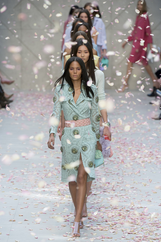 تصاميم Burberry لربيع وصيف 2014 تخطف الأنفاس بالصور