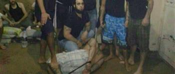 بالصورة - عذّبوه وكبّلوه والتقطوا صورة معه في سجن القبة