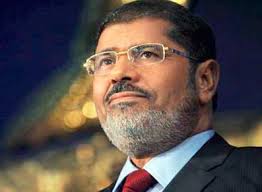 الإخوان يتساءلون عن صحة مرسي وأسباب اختفائه